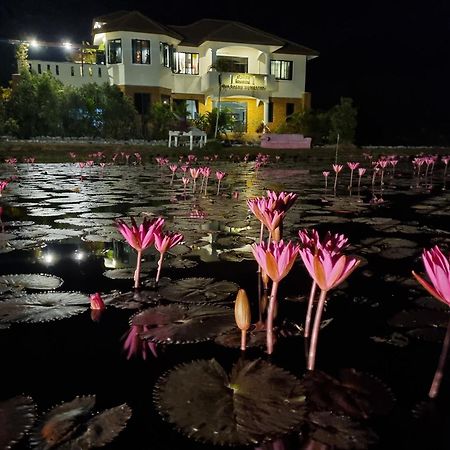 Bua Daeng Homestay Resort Kumphawapi Eksteriør billede