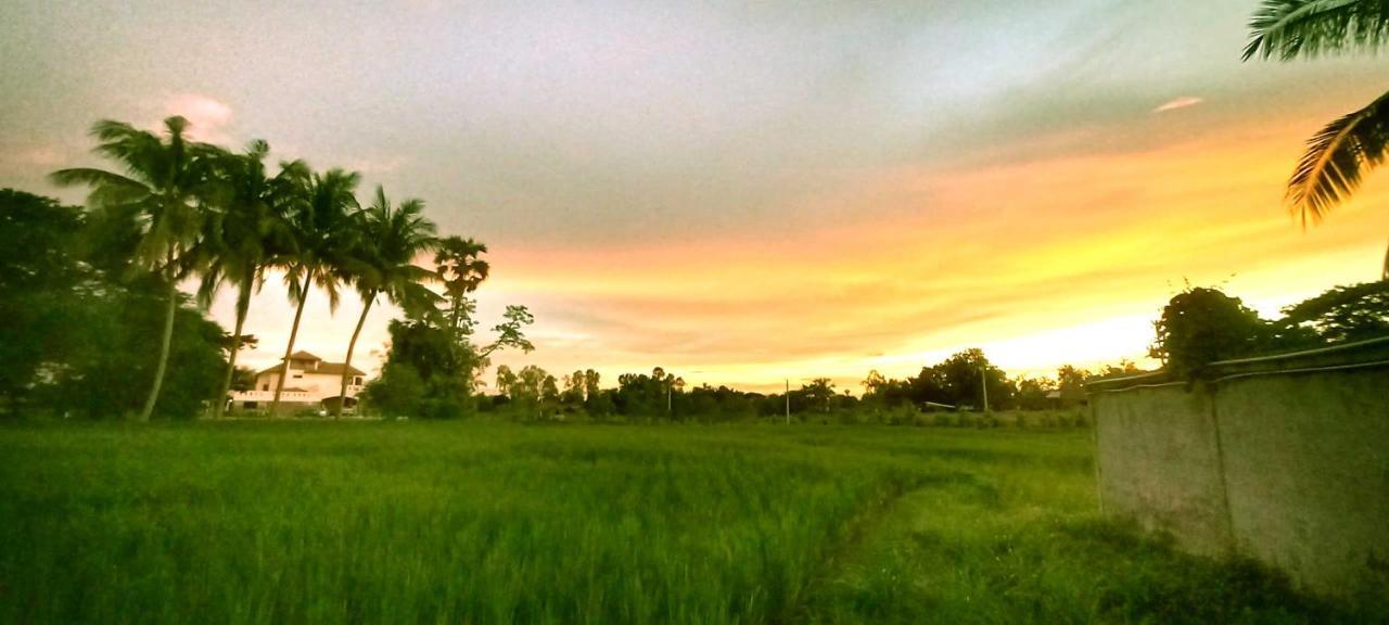 Bua Daeng Homestay Resort Kumphawapi Eksteriør billede