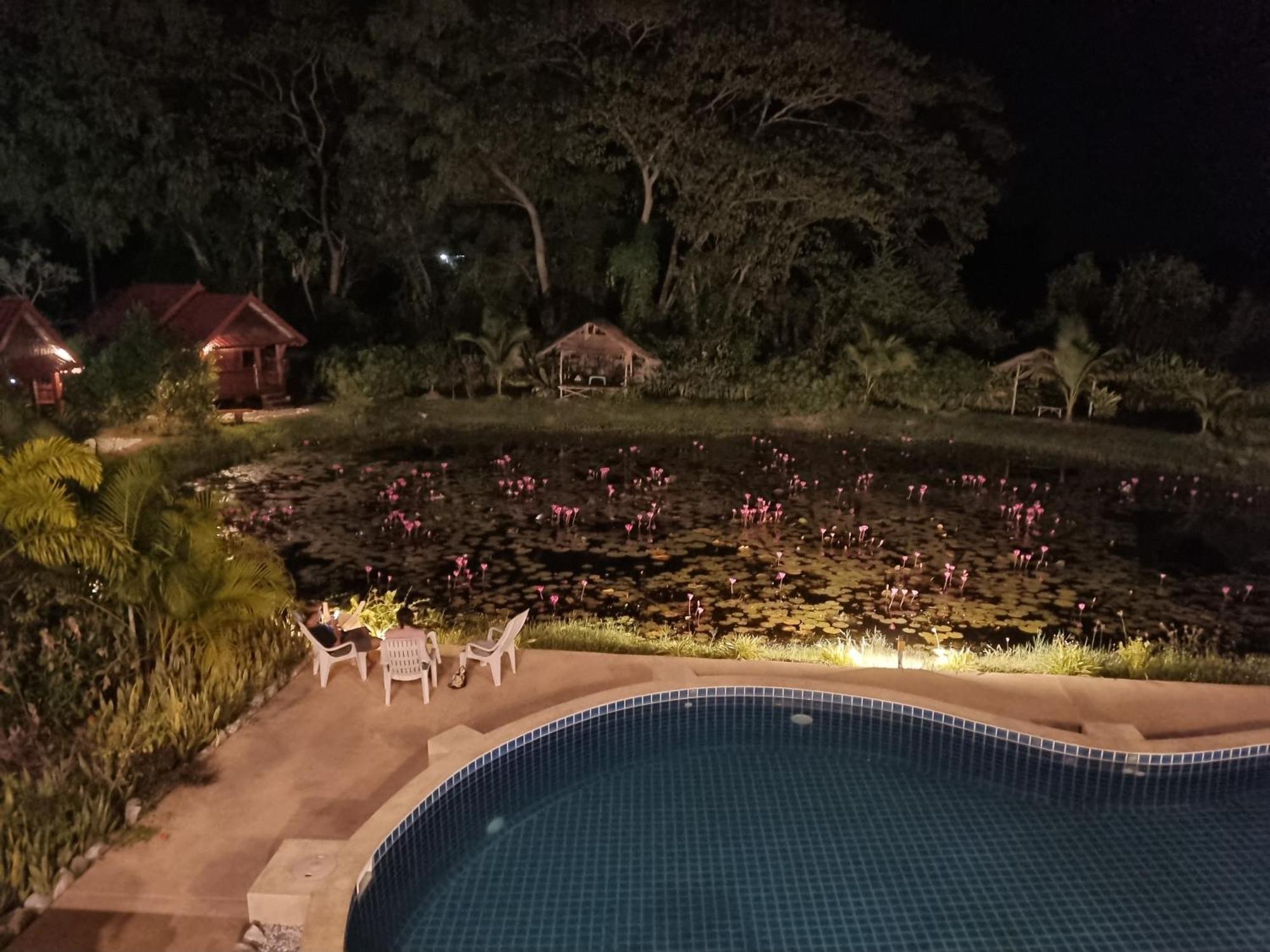 Bua Daeng Homestay Resort Kumphawapi Eksteriør billede