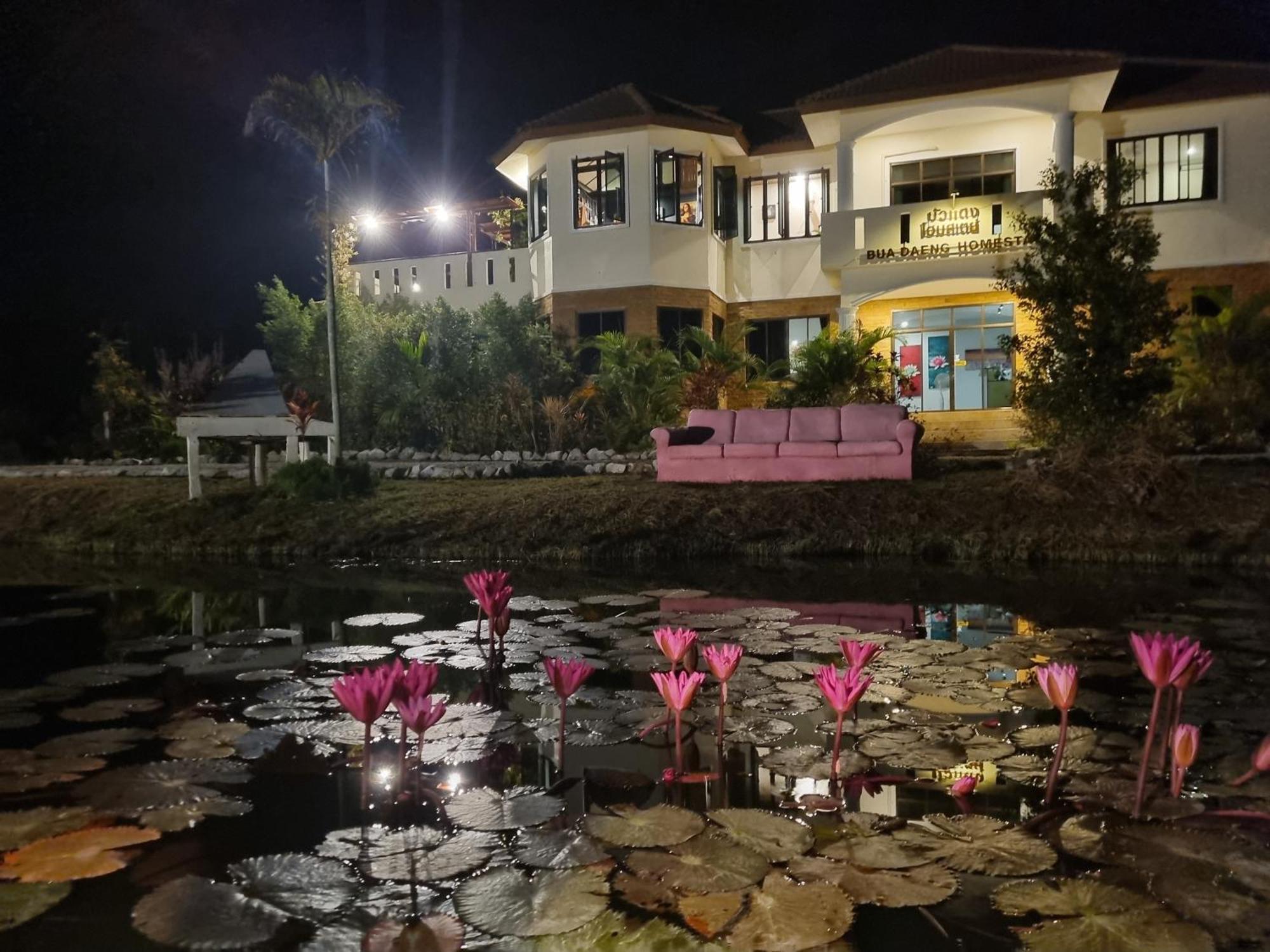 Bua Daeng Homestay Resort Kumphawapi Eksteriør billede