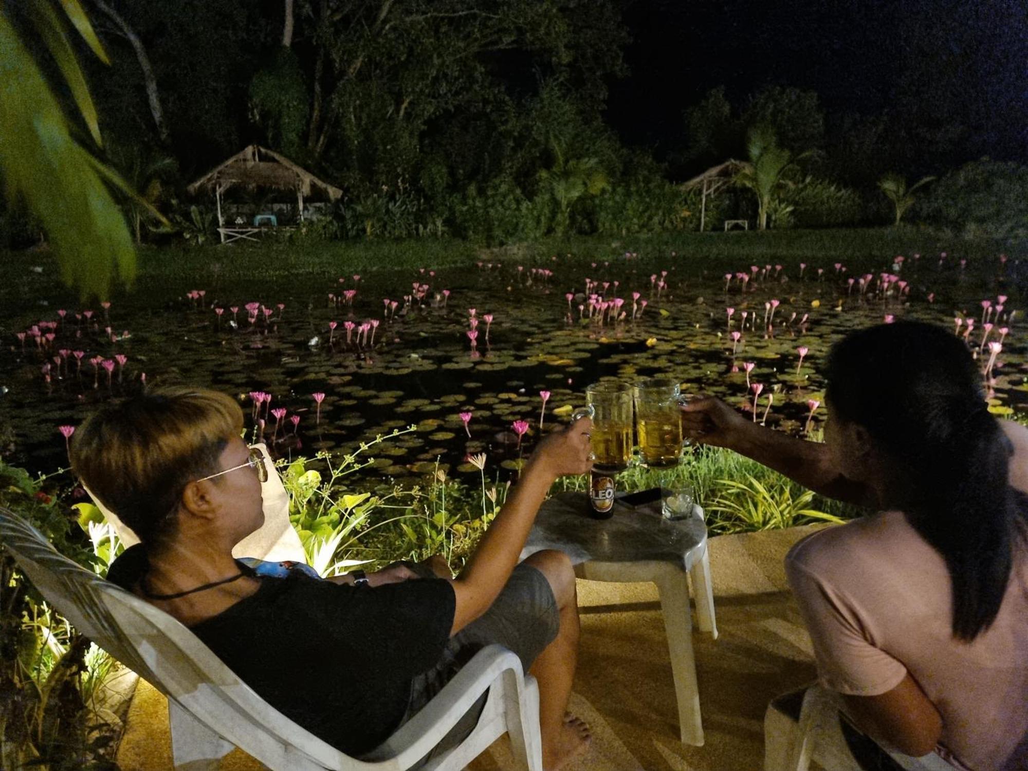 Bua Daeng Homestay Resort Kumphawapi Eksteriør billede