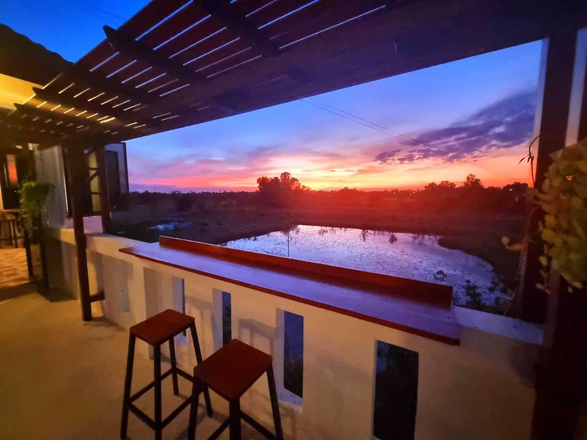 Bua Daeng Homestay Resort Kumphawapi Eksteriør billede