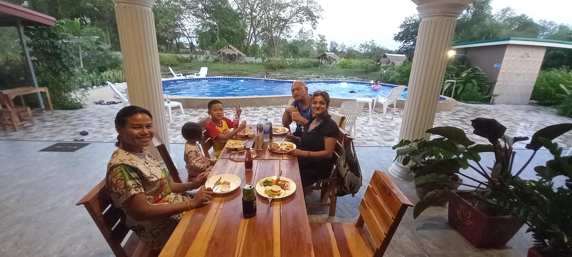 Bua Daeng Homestay Resort Kumphawapi Eksteriør billede