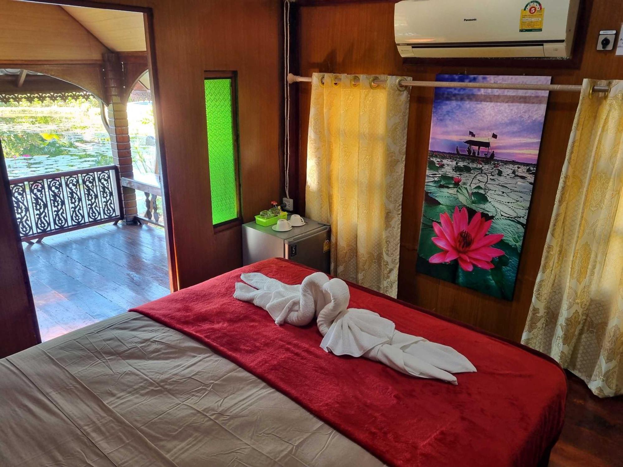 Bua Daeng Homestay Resort Kumphawapi Eksteriør billede