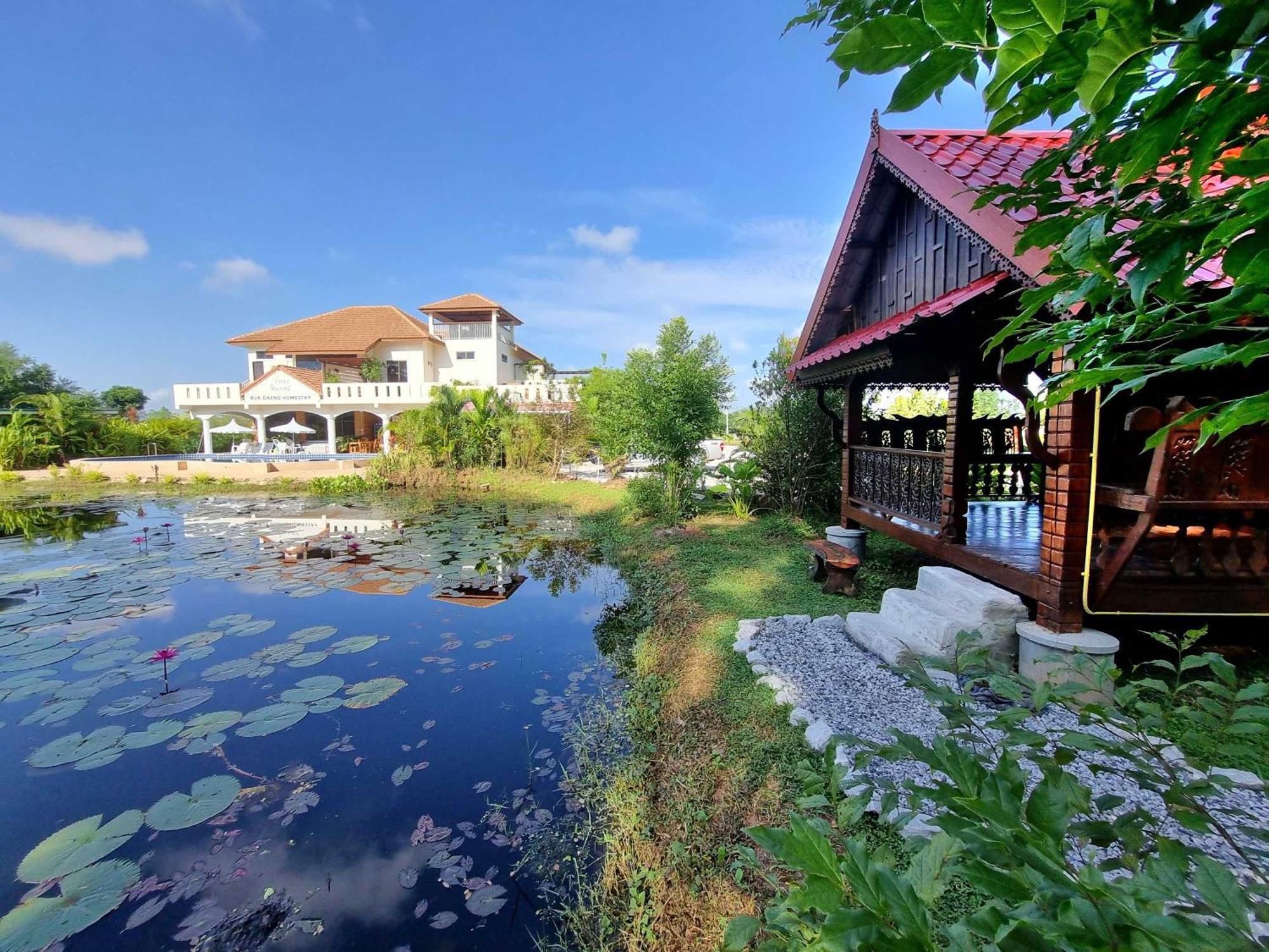 Bua Daeng Homestay Resort Kumphawapi Eksteriør billede