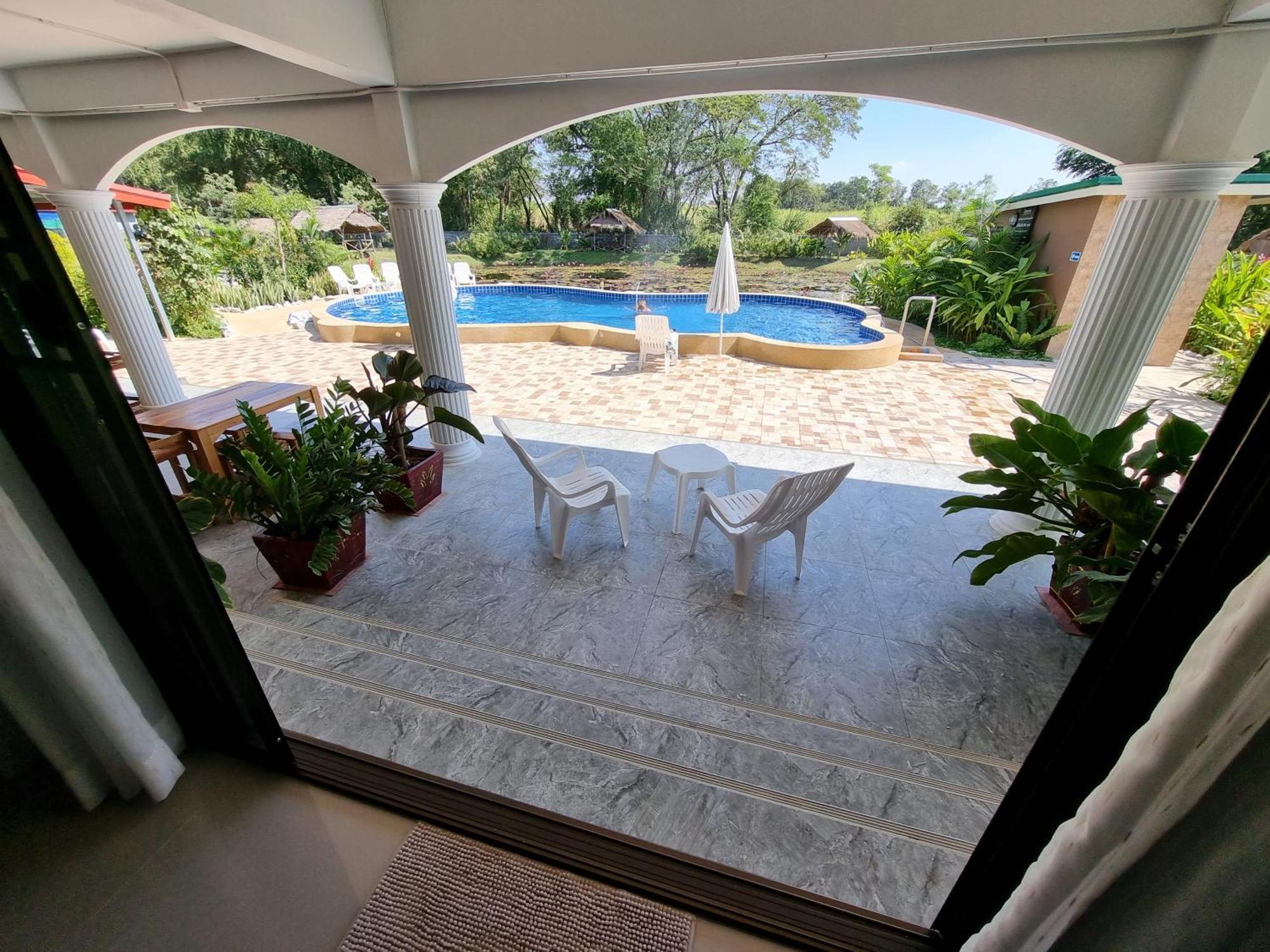 Bua Daeng Homestay Resort Kumphawapi Eksteriør billede