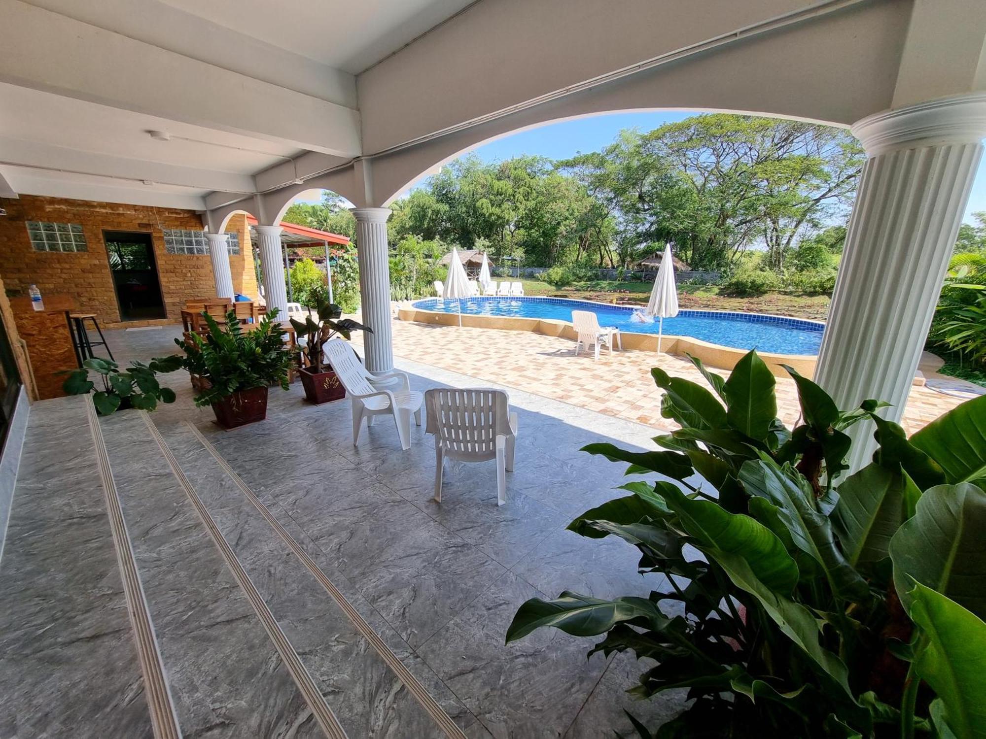 Bua Daeng Homestay Resort Kumphawapi Eksteriør billede
